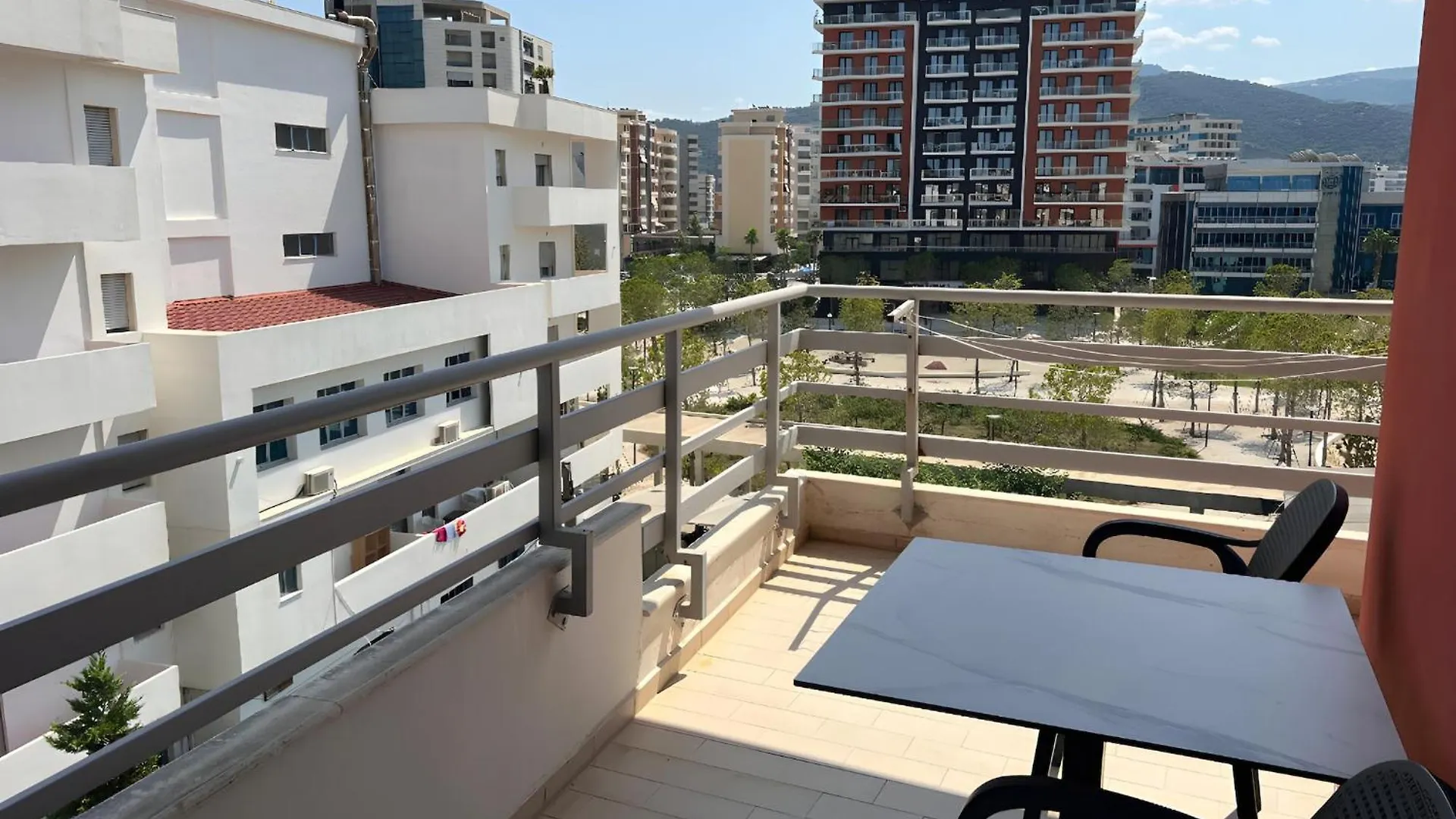 Family-Friendly Apartment With Balcony Vlorë アルバニア